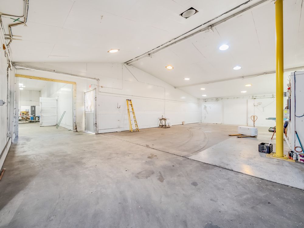 ±86,000 SF High Exposure Industrial Building on 2.42 Acres : 661 L St, Sanger, CA 93657